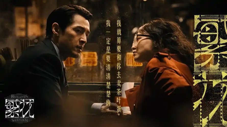 露天电影海报墙背景，松石绿与沙白色调的电影放映场